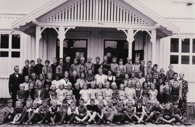 Kirkebygda skole 1939
Elever ved Kirkebygda skole 1939
Keywords: elever;skole;kirkebygda;enebakk,gutter;jenter;lærer;inngangsparti