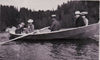 Robåt Hjørnerudvika, Øyeren ca.1905
Robåt på Øyeren 1904
Nøkkelord: robåt;hjørnerudvika;hjørnerud;kvinner;barn;menn;1905