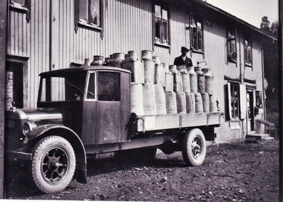 Melkebil Enebakk Aktiemeieri 1930
Melkebilen har kommet tilbake fra en tur til Oslo 1930, Lorentz Jørstad på Lasteplanet
Keywords: melkebil;enebakk;aktiemeieri;1930;lorentz;jørstad;1930