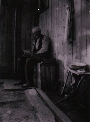 Anton Kristiansen
Anton Kristiansen i Furulund ca. 1900. Huset lå ut mot Øyern ved Skøyen brygge. 
Nøkkelord: Anton;Kristiansen;Furulund;1900;Hus;Øyern;Skøyen;brygge