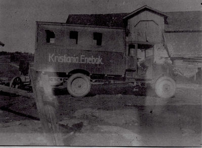 Rutebil på Melgård
Bilen tilhørte Ludvik Egeberg fra Båstad. Bodde på Melgård en tid rundt 1920-22. Dette var hans andre bil, og den hadde gummihjul. 
Nøkkelord: Ludvik;Egeberg;Båstad;Melgård;1920;1922;bil;gummihjul
