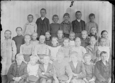 Gruppebilde 1900 -10  Ytre Enebakk skole
Skolebilde med gutter og jenter. Ute, vår eller sommer.
Keywords: gruppebilde;skoleelever;ytre;gutter;jenter;skole;agna;slette;rustad;vår;sommer;skolebilde