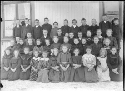 Gruppebilde 1900 -10  Ytre Enebakk skole
Skolebilde med gutter og jenter. Ute, vinter? 
Nøkkelord: gruppebilde;skoleelever;ytre;gutter;jenter;skole;skolebilde;vinter;pyntet