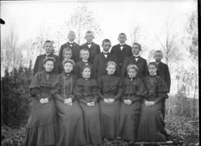 Gruppebilde 1900 -10  Ytre Enebakk
Konfirmasjonsbilde 6 jenter, 9 gutter. Utendørs, svarte kjoler.
Nøkkelord: gruppebilde;konfirmasjon;ytre;gutter;jenter;kjoler;utendørs;smykker;kjole;dress