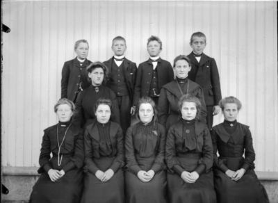 Gruppebilde 1900 - 05  Ytre Enebakk
Konfirmasjonsbilde 7 jenter, 4 gutter. Utendørs, svarte kjoler.
Nøkkelord: gruppebilde;konfirmasjon;ytre;gutter;jenter;kjoler;smykker;kjole;dress;pyntet