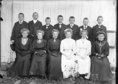 Gruppebilde 1910  Ytre Enebakk
Konfirmasjonsbilde 6 jenter, 7 gutter. Utendørs, høst? 2 i hvite kjoler
Nøkkelord: gruppebilde;konfirmasjon;ytre;gutter;jenter;kjoler;dress;pyntet;utendørs;smykker;høst
