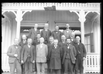 Gruppebilde 1900 -15 
Femten menn stående foran inngangspartiet til en hovedbygning.
Nøkkelord: gruppebilde;menn;ytre