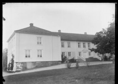 Bygning 1900 - 15,  Ytre Enebakk
Vestby gård, hovedbygningen sett fra gårdstunet.
Nøkkelord: bygning;hovedbygning;ytre;vestby