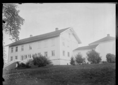 Bygning 1900 - 15,  Ytre Enebakk
Vestby gård, hovedbygningen sett fra hagesiden.
Keywords: bygning;hovedbygning;ytre;vestby
