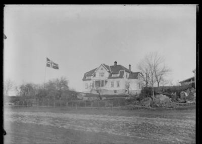 Bygning 1900 - 15,  Ytre Enebakk
Brevig gård, Vestre  hovedbygningen set fra hagesiden.
Nøkkelord: bygning;hovedbygning;ytre;brevig