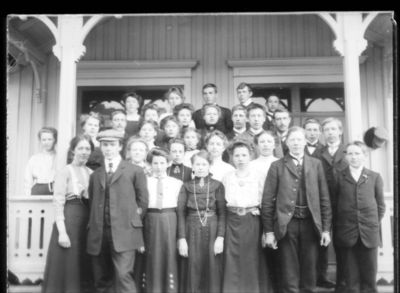 Gruppebilde 1900 -15 
Atten unge kvinner, tolv unge menn, gruppebilde inngangsparti hovedbygning. Finklær. Samme
Nøkkelord: gruppebilde;menn;kvinner