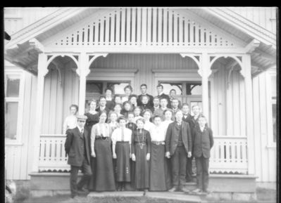 Gruppebilde 1900 -15
Atten unge kvinner, tolv unge menn, gruppebilde inngangsparti hovedbygning. Finklær.
