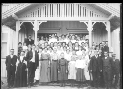 Gruppebilde 1900 -15
Stor gruppe unge menn og kvinner i finklær, inngangsparti hovedbygning
Nøkkelord: gruppebilde;menn;kvinner