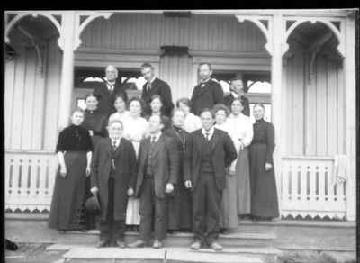 Gruppebilde 1900 -15
Gruppebilde, ti kvinner, syv menn. Inngangsparti hovedbygning. Nr. to fra høyre bak Johan Lorentsen
Nøkkelord: gruppebilde;menn;kvinner;johan;lorentsen
