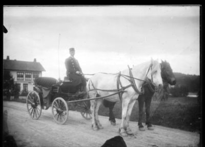 Transport 1900 - 10
To hester forspent vogn med kusk. Foran Ytre Enebakk skole. Sommer.
Nøkkelord: transport;hest;vogn;kusk;mann;ytre;skole