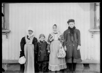 Barn ca. 1910
Fire barn ca 6-10, utkledd. Utendørs, stående, sommer
Nøkkelord: barn;sommer