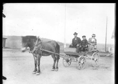 Transport 1900 - 10
En hest forspent vogn. Mann, kvinne og liten gutt. Mannen kan være Johan Lorentsen. 
Nøkkelord: transport;hest;vogn;mann;kvinne;guttjohan;lorentsen;1900