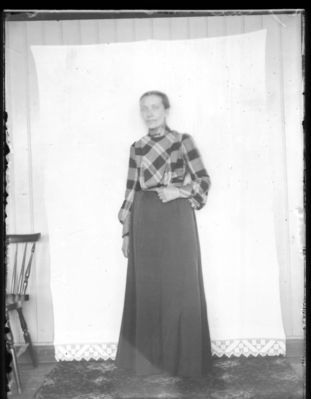 Portrett kvinne 1900 - 15
Portrett av stående kvinne, ca 40 år. 
Kan det være Anette Hansen ?
Nøkkelord: portrett;kvinne;1900