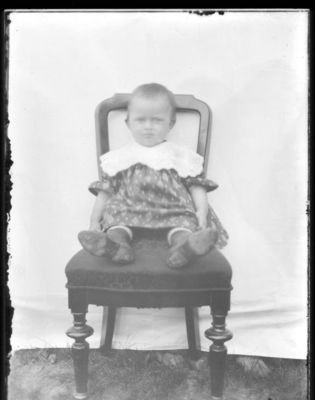 Portrett barn 1910
Lite barn sittende på stol. Rundt ett år gammel? (Har sko på bena.)
Nøkkelord: portrett;barn;stol