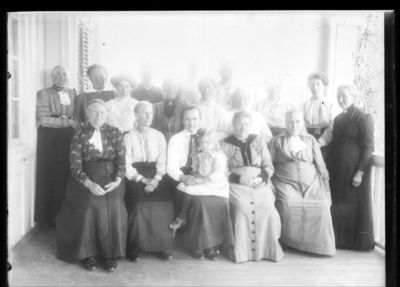 Gruppebilde 1900 - 15
17 eldre kvinner på veranda, ett lite barn på et fang.
Nøkkelord: gruppe;kvinner;barn