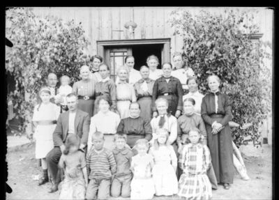 Gruppebilde 1900 - 15
Gruppebilde utendørs, to menn, resten kvinner og barn. Sommer.
Nøkkelord: gruppe;menn;kvinner;barn