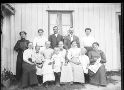 Gruppebilde  1900 - 15
Åtte kvinner, to menn og tre barn. Utendørs.
Nøkkelord: gruppe;kvinner;dame;menn;barn