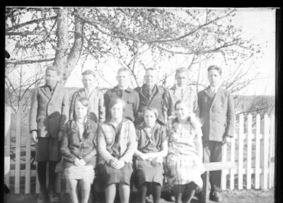 Gruppebilde,  Ytre Enebakk skole 1920 - 25
Klassebilde - seks gutter, fire jenter. 
Nøkkelord: gruppe;elever;gutter;jenter;helge;waldemar;skaug