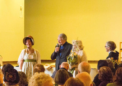 Nøkkelord: kvinner;kvinne;mann;pyntet;hodeplagg;dress;kjole;tale;prest;markering;1814;blomster