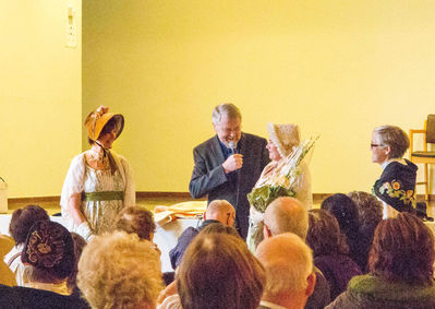 Nøkkelord: kvinner;kvinne;mann;pyntet;hodeplagg;dress;kjole;tale;prest;markering;1814;blomster