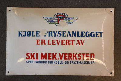Reklameskilt emaljert
Emaljert skilt fra Ski mekaniske verksted.
Nøkkelord: Skilt;ski;mek;verksted;1936;kjøle;fryse