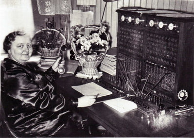 Sentralbord med betjening på "Ringsby" 
Sentralbordet på "Ringsby". Bildet er sannsynligvis tatt når Signe fylte 50 år i 1959.
Nøkkelord: Ringsby;telefon;signe;svartebekk;50;1959