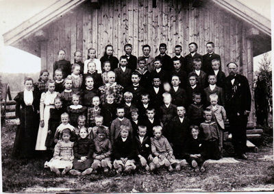 Dalefjerdingen skole 1896
Dalefjerdingen skole med lærerene John og Alette Rud
Nøkkelord: dalefjerdingen;skole;1896;lærere;elever;john;alette;rud
