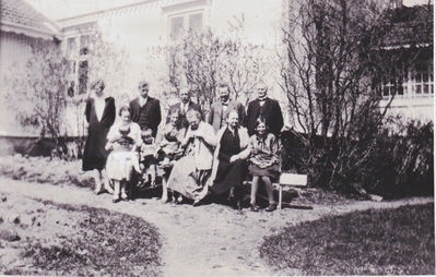 Familien Krogstad på Krogstad gård ca. 1925
Familiebilde av familien Krogstad
Nøkkelord: familie;krogstad;1925