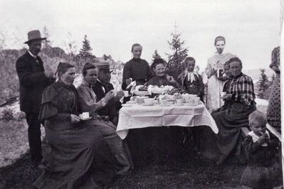 Gruppe 1900 dekket bord
Frukost ute i det fri på Krogsbøl ca. 1900
Nøkkelord: gruppe;kvinner;damer;menn;barn;frukost;1900