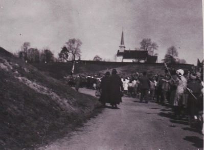 Hendelsesbilde fra 17.mai 1945, Enebakk Kirke
17. mai 1945, Enebakk
Nøkkelord: 17;mai;barn;voksne;damer;menn;gutter;jenter;1945