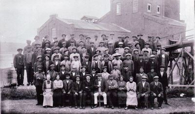 Gruppebilde fra Flateby Cellulosefabrikk 1912
Arbeidere ved Flatby Cellulosefabrikk
Nøkkelord: gruppe;kvinner;dame;piker;menn;flateby;cellulose;fabrikk.