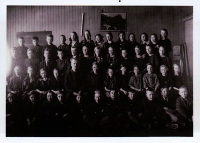 Gruppe, Skoleklasse 1924
Skoleklasse Kirkebygda skole 1924
Keywords: gruppe;skole;klasse;elever;gutter;jenter:lærer:1924;kirkebygda