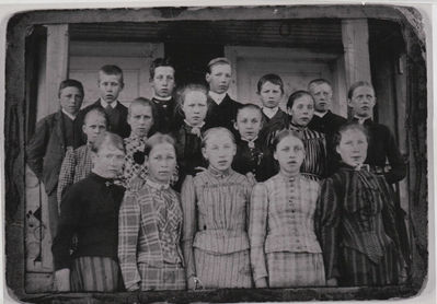 Gruppe, Skoleklasse 
Gamleskolen i Ytre Enebakk "Bjerkely"
Nøkkelord: gruppe;skole;elever;gutter;jenter