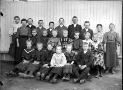 Gruppebilde 1900 -10  Ytre Enebakk skole
Skolebilde med gutter og jenter. Ute, vår eller sommer.
Keywords: gruppebilde;skoleelever;ytre;gutter;jenter;skole;pyntet;vår;sommer