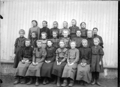 Gruppebilde 1900 -10  Ytre Enebakk skole
Skolebilde med jenter. Ute, vår eller sommer. 
Keywords: gruppebilde;skoleelever;ytre;gutter;jenter;skole;agna;slette;rustad;vår;sommer;pyntet