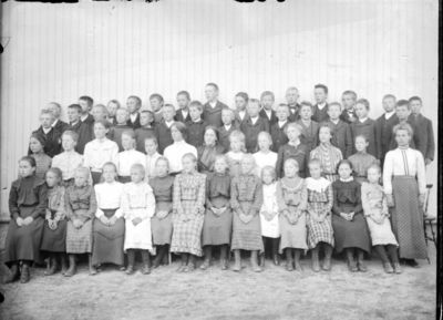 Gruppebilde 1900 -10  Ytre Enebakk skole
Skolebilde med gutter og jenter, ute, vår eller sommer. 
Keywords: gruppebilde;skoleelever;ytre;gutter;jenter;skole;agna;slette;rustad;skolebilde;vår;sommer;pyntet