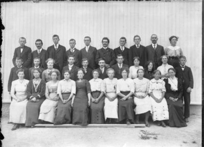 Gruppebilde 1900 -10  Ytre Enebakk
16 unge menn og 16 unge kvinner
Keywords: gruppebilde;menn;kvinner;ytre;ungevoksne;pyntet;vår;sommer
