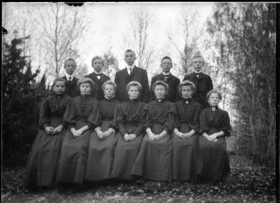 Gruppebilde 1900 - 05  Ytre Enebakk
Konfirmasjonsbilde 7 jenter, 5 gutter. 
Nøkkelord: gruppebilde;konfirmasjon;ytre;gutter;jenter;pyntet;dress;kjole;smykker