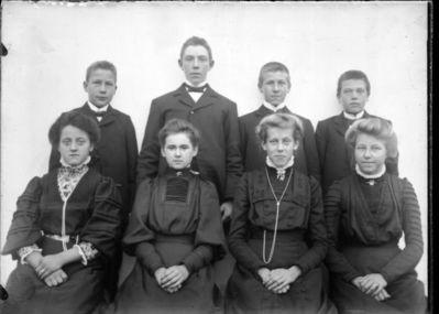 Gruppebilde 1900 - 05  Ytre Enebakk
Konfirmasjonsbilde 4 jenter, 4 gutter. Svarte kjoler
Nøkkelord: gruppebilde;konfirmasjon;ytre;gutter;jenter;kjole;dress;pyntet;smykker