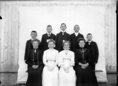 Gruppebilde 1910  Ytre Enebakk
Konfirmasjonsbilde 4 jenter, 5 gutter. Utendørs. To jenter i hvite kjoler, de andre i svart.
Keywords: gruppebilde;konfirmasjon;ytre;gutter;jenter;kjoler;dress;pyntet;utendørs;smykker