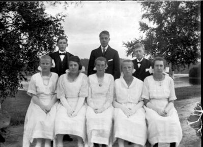 Gruppebilde 1915 -20  Ytre Enebakk
Konfirmasjonsbilde 5 jenter, 3 gutter. Utendørs, hvite kjoler
Keywords: gruppebilde;konfirmasjon;ytre;gutter;jenter;kjoler;dress;pyntet;utendørs;smykker