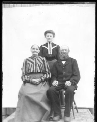 Gruppebilde 1910 - 15 Ytre Enebakk
Eldre par sittende, yngre kvinne stående bak
Nøkkelord: gruppebilde;menn;kvinner;ytre