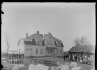 Bygning 1900 - 15,  Ytre Enebakk
Brevig gård, hovedbygningen set fra gårdstunet. Barn og arbeidere oppstilt foran huset. Uskarpt.
Keywords: bygning;hovedbygning;ytre;brevig