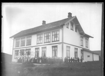 Bygning 1900  Ytre Enebakk 
Ytre Enebakk skole sett fra hagen. Skolebarna oppstilt.
Nøkkelord: bygning;skole;ytre;barn