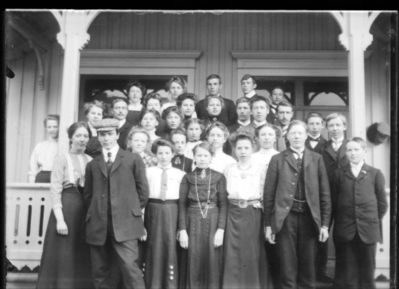 Gruppebilde 1900 -15
Atten unge kvinner, tolv unge menn, gruppebilde inngangsparti hovedbygning. Finklær.
Nøkkelord: gruppebilde;menn;kvinner
